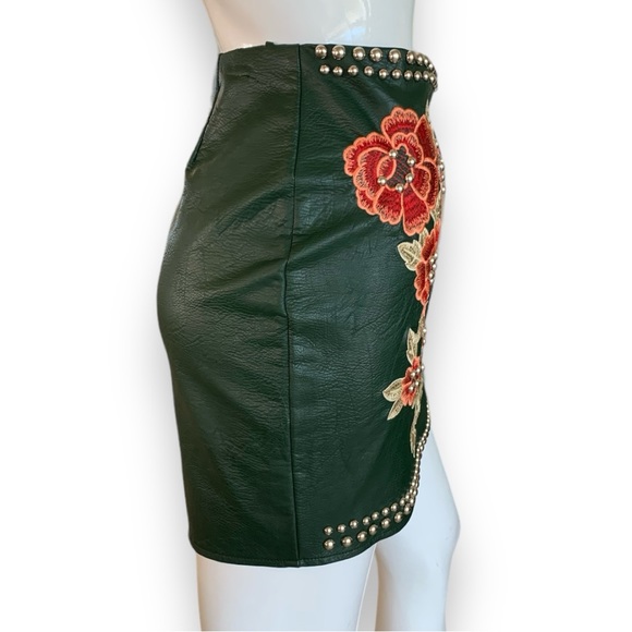 ROMEO & JULIET COUTURE EMBROIDERED & STUDDED MINI SKIRT. WOMEN’S SIZE SMALL. - Picture 3 of 7